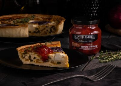 Quiche de queso de cabra y pimientos con chutney de tomate y pimiento