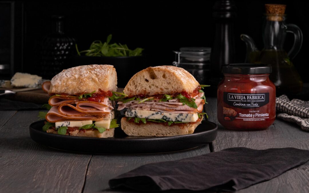 Sandwich de pavo braseado con chutney de tomate y pimiento