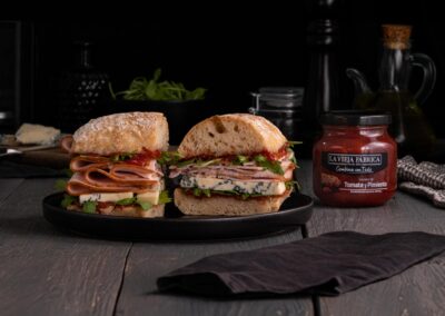 Sandwich de pavo braseado con chutney de tomate y pimiento